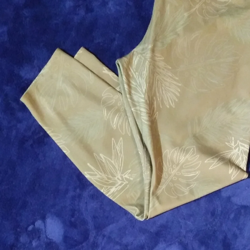 Nike Gold Tone Leggings - Picture 7 of 7